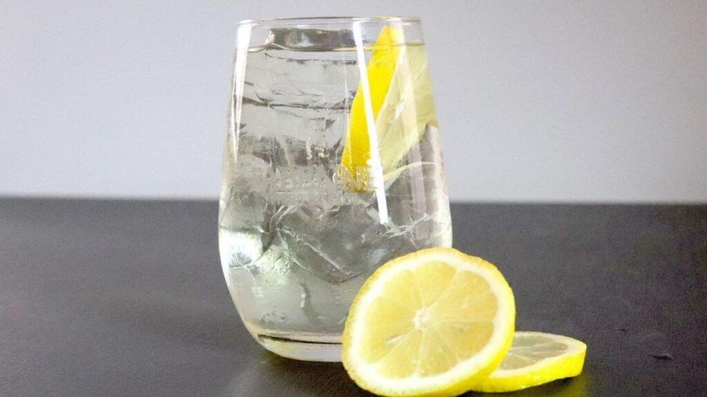 Satu Gelas Air Lemon Hangat: Kunci Bangun Pagi dengan Tubuh Segar dan Berenergi